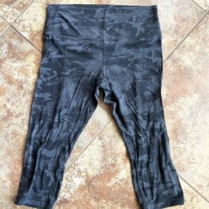 Lululemon Black Gray Camo crop capri length leggings size 14